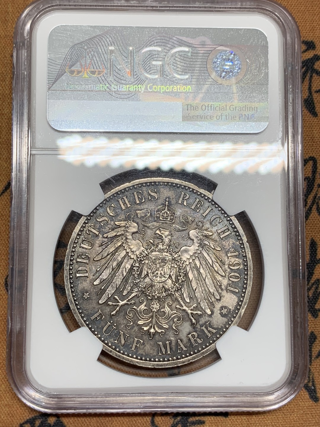 《竞宝斋》第108场-周日，周一 ，周四3场连拍（全场包邮） NGC-MS63 普鲁士1901A 建国5马克纪念银币 五马克人气品种  双面醇厚黑包浆 极美藏品