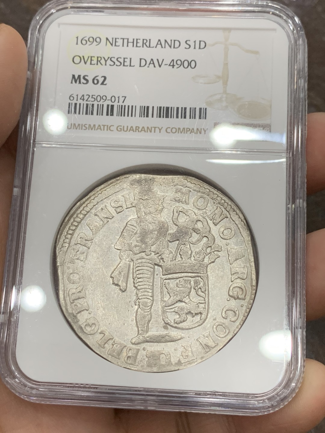 《竞宝斋》第108场-周日，周一 ，周四3场连拍（全场包邮） NGC-MS62冠军分 荷兰 1699年overyssel省1D大银币 稀少品种 普遍弱打 状态很不错