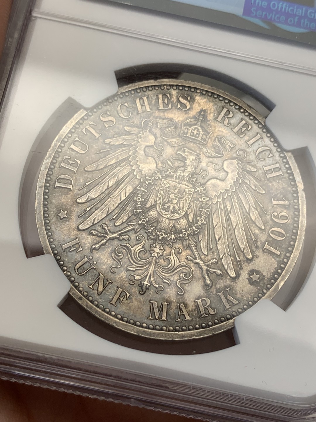 《竞宝斋》第108场-周日，周一 ，周四3场连拍（全场包邮） NGC-MS63 普鲁士1901A 建国5马克纪念银币 五马克人气品种  双面醇厚黑包浆 极美藏品