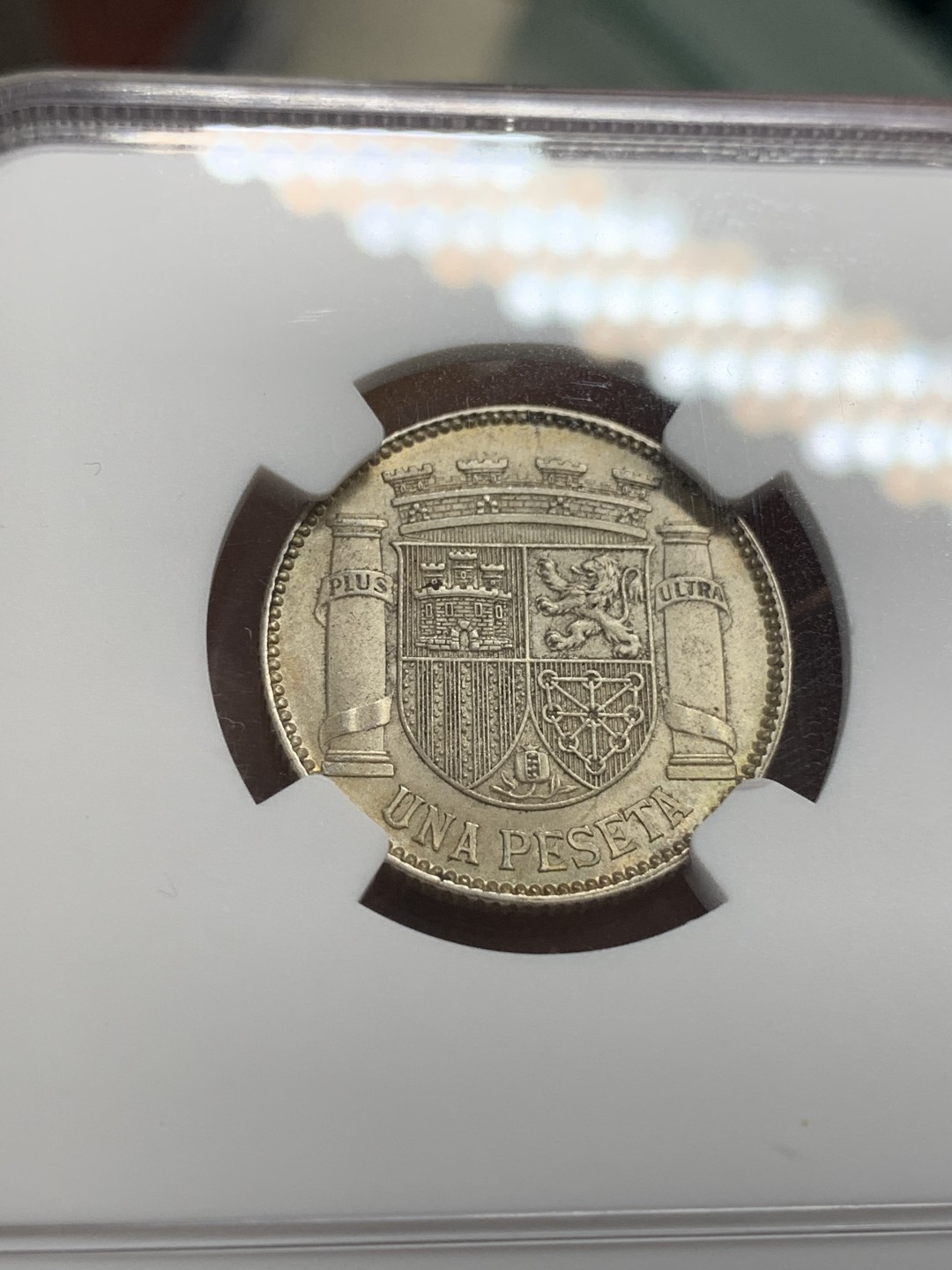 《竞宝斋》第108场-周日，周一 ，周四3场连拍（全场包邮） NGC-MS62 西班牙 1933年 内战版 1比塞塔拿花银币