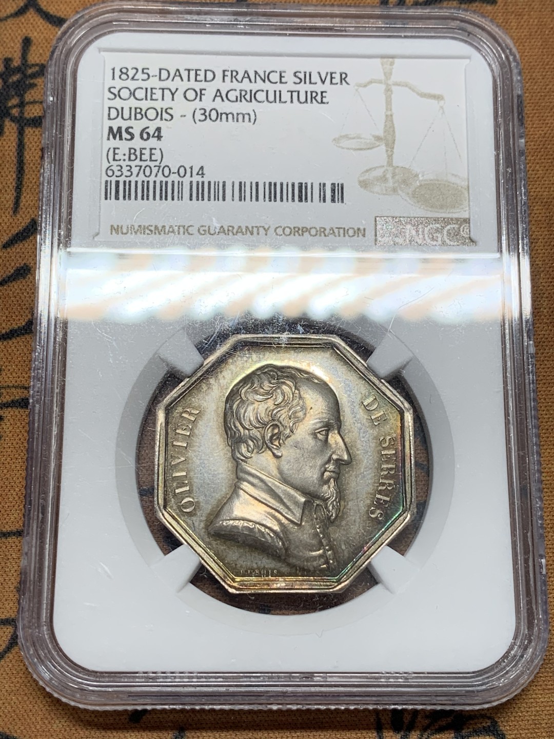 《竞宝斋》第108场-周日，周一 ，周四3场连拍（全场包邮） NGC-MS64 1825年法国图卢茨农业协会八角银质代币 这个品种很少见，孔雀彩，状态极佳，蜜蜂标