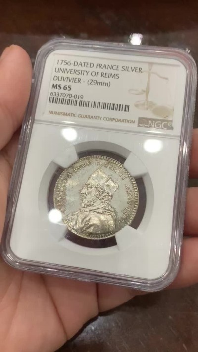《竞宝斋》第108场-周日，周一 ，周四3场连拍（全场包邮） NGC-MS65 1756年法国兰斯大学代币 转光带彩，高分银质代币