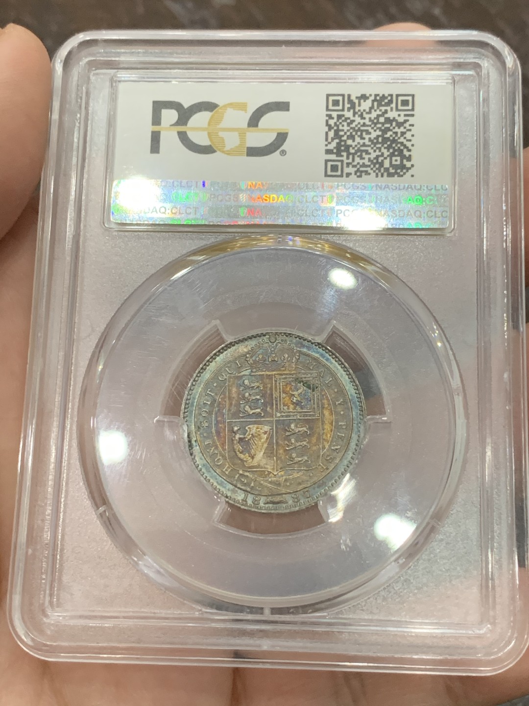 《竞宝斋》第108场-周日，周一 ，周四3场连拍（全场包邮） PCGS-MS62英国1887年维多利亚高冠一先令银币 两面彩虹彩 五彩斑斓美不胜收 细节也到位 不可多得的一颗