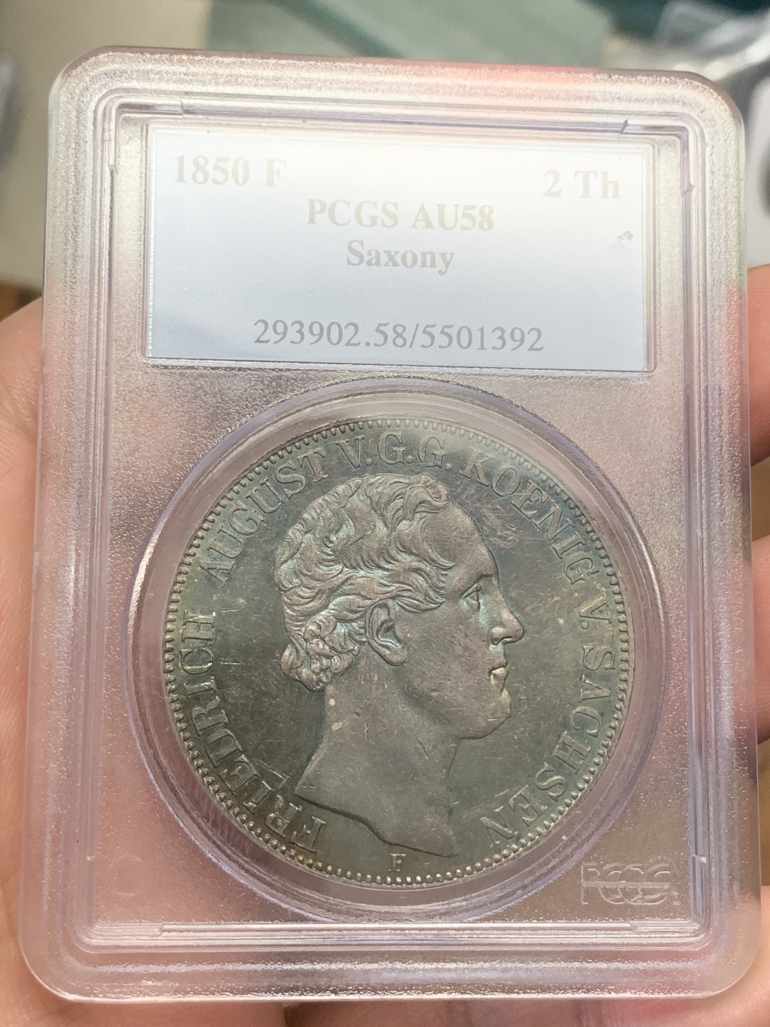 《竞宝斋》第108场-周日，周一 ，周四3场连拍（全场包邮） PCGS-AU58 1850F德国萨克森大窗帘2泰勒大银币，镜面底板，深彩包浆，青蓝与金黄融合，如梦似幻，细节完整，不可多得的佳品，老盒严评的产物