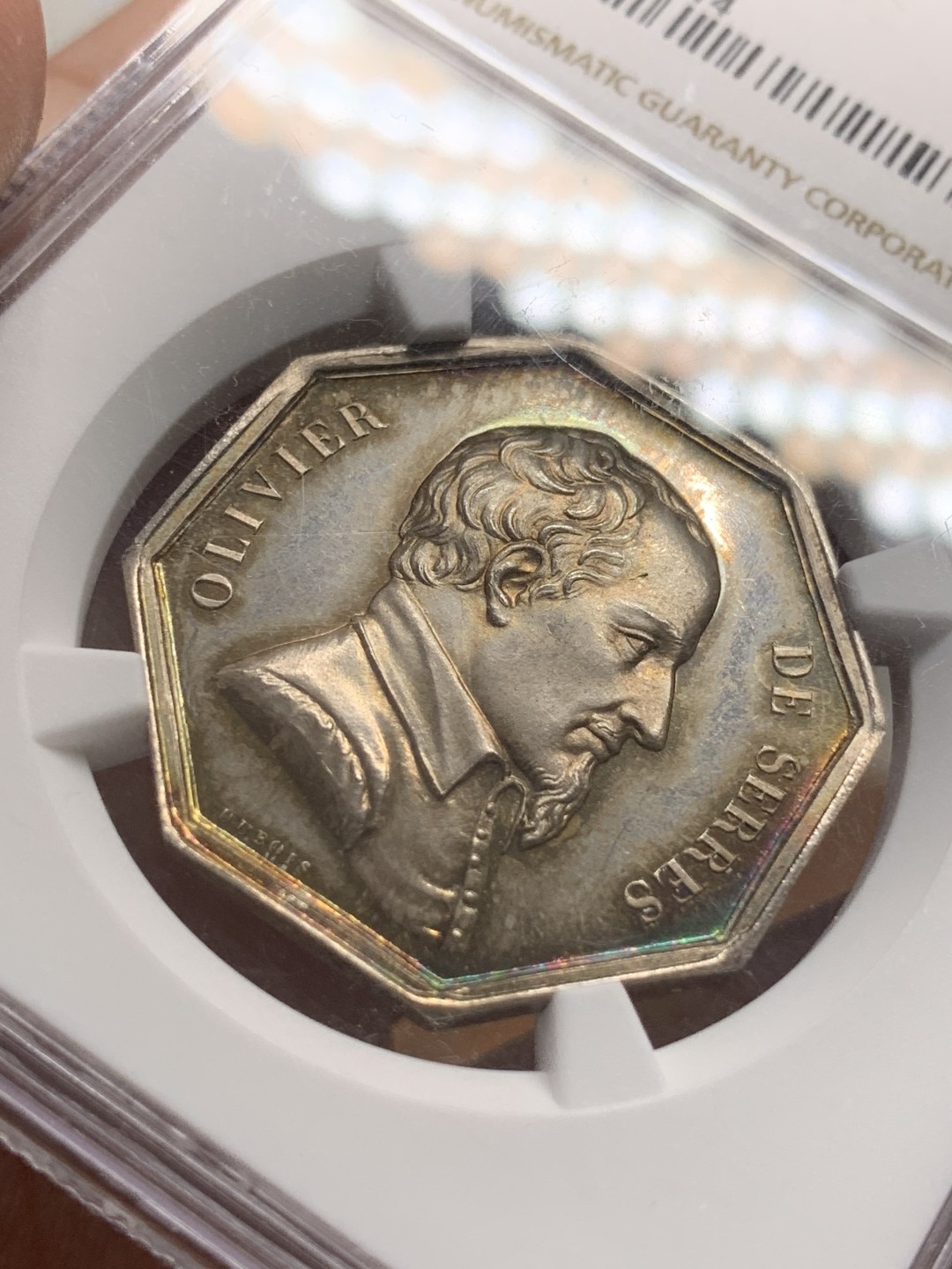 《竞宝斋》第108场-周日，周一 ，周四3场连拍（全场包邮） NGC-MS64 1825年法国图卢茨农业协会八角银质代币 这个品种很少见，孔雀彩，状态极佳，蜜蜂标