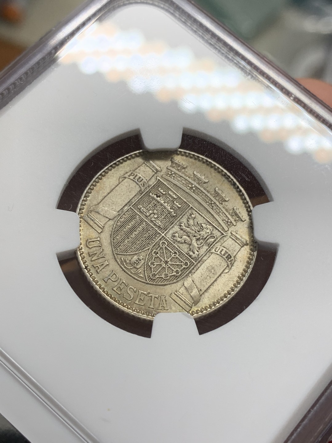 《竞宝斋》第108场-周日，周一 ，周四3场连拍（全场包邮） NGC-MS62 西班牙 1933年 内战版 1比塞塔拿花银币