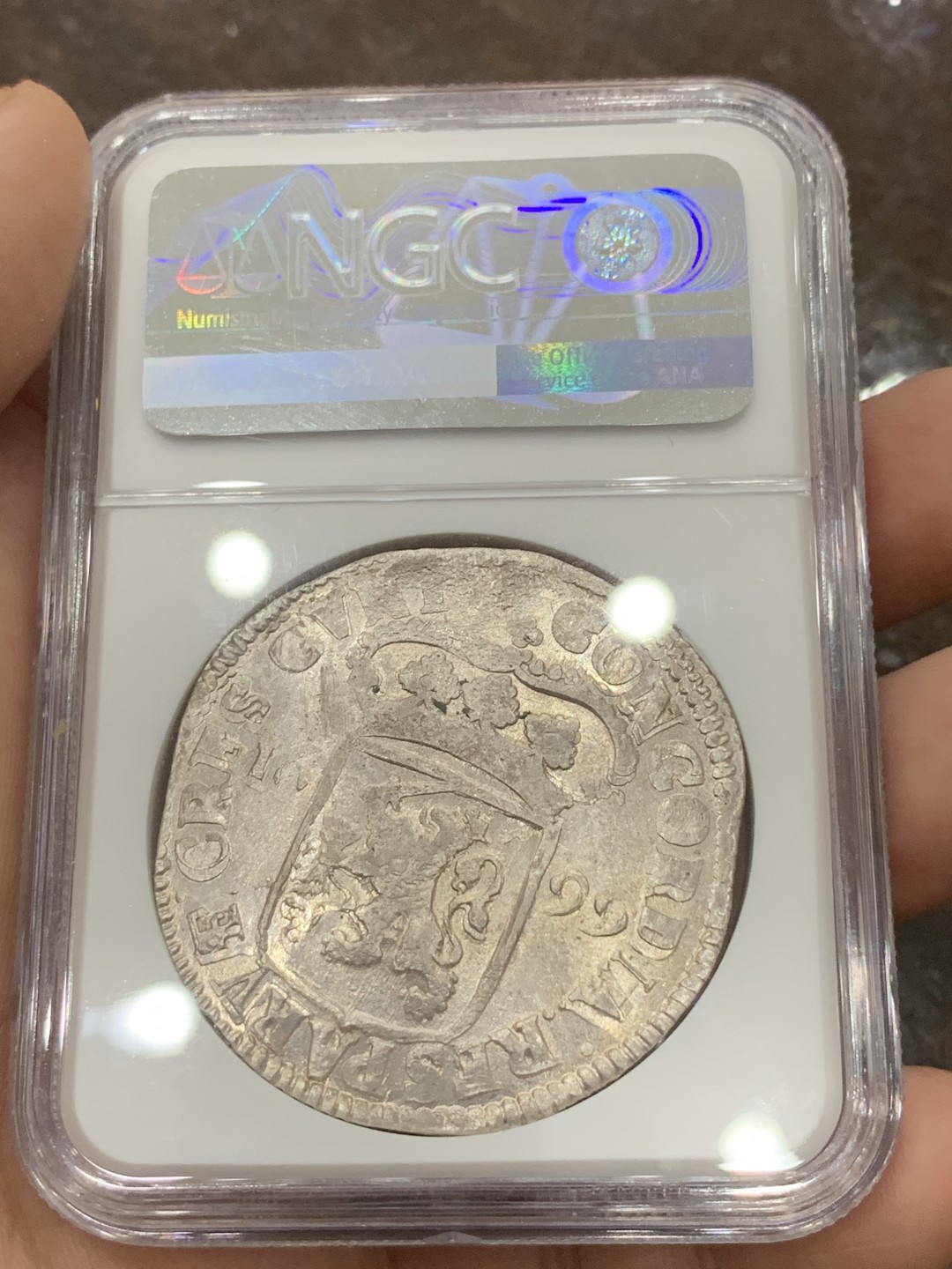 《竞宝斋》第108场-周日，周一 ，周四3场连拍（全场包邮） NGC-MS62冠军分 荷兰 1699年overyssel省1D大银币 稀少品种 普遍弱打 状态很不错