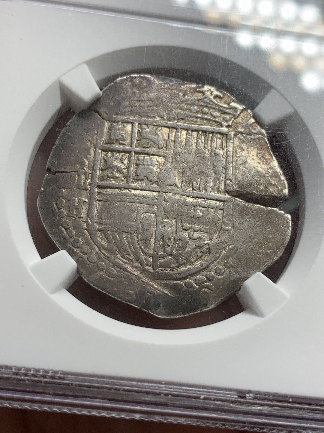 《竞宝斋》第108场-周日，周一 ，周四3场连拍（全场包邮） NGC-VF35 1591-H 西班牙打制cob 菲利普二世 4里亚尔银币 塞维利亚厂 盾徽基本完整，面值和验银师签名可见，厂别年份 Calico-584/585 出分不易，很多cob都有环境损伤或海捞就没法出分