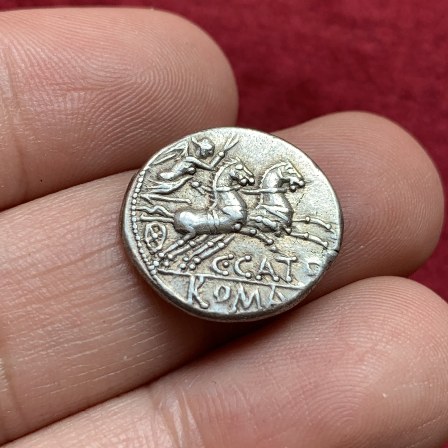 《竞宝斋》第108场-周日，周一 ，周四3场连拍（全场包邮） 古罗马银币 公元前137年 罗马城守护女神和胜利女神驾驭双马车 3.88克  细节非常好 打制居中 马匹磨损小