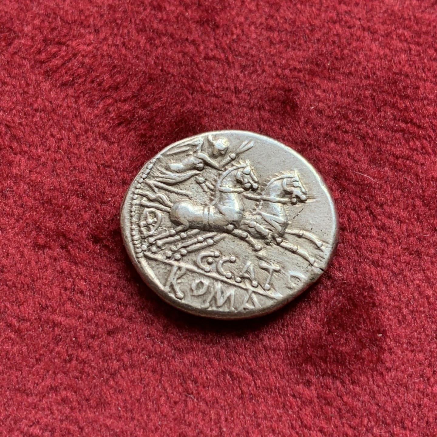 《竞宝斋》第108场-周日，周一 ，周四3场连拍（全场包邮） 古罗马银币 公元前137年 罗马城守护女神和胜利女神驾驭双马车 3.88克  细节非常好 打制居中 马匹磨损小