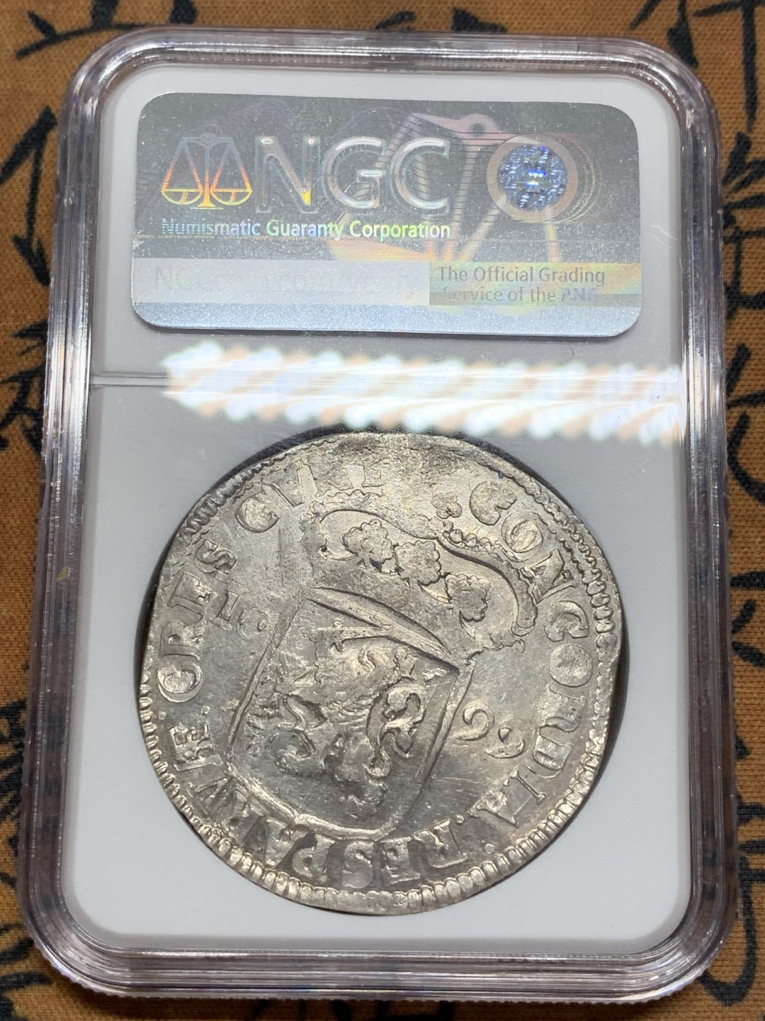 《竞宝斋》第108场-周日，周一 ，周四3场连拍（全场包邮） NGC-MS62冠军分 荷兰 1699年overyssel省1D大银币 稀少品种 普遍弱打 状态很不错