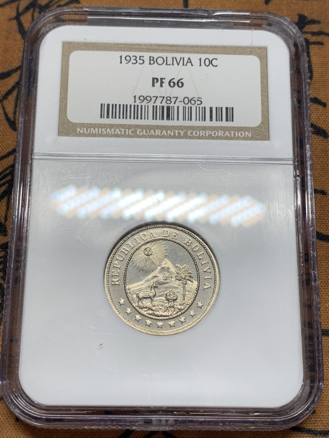《竞宝斋》第108场-周日，周一 ，周四3场连拍（全场包邮） 1935年玻利维亚精制10分 PF66分，克书出谱品无记录，镜面感强烈，做工有别于流通币，NGC经典小白盒