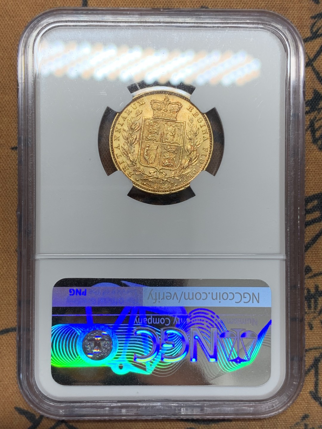 《竞宝斋》第108场-周日，周一 ，周四3场连拍（全场包邮） NGC-AU58，1884M 澳洲小维年轻头像盾徽版1索维林金币，金币版的小维克朗平替性价比高收藏正当时