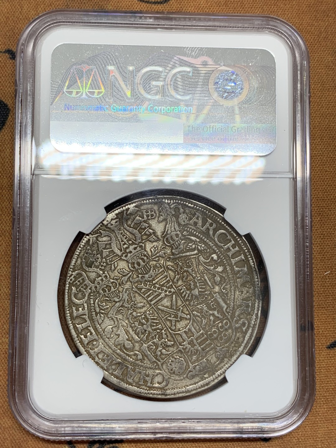 《竞宝斋》第108场-周日，周一 ，周四3场连拍（全场包邮） NGC AU50 德国 1564年 萨克森 持剑武士 泰勒大银币 这个时期的银币要看分更要看状态 原味包浆 人物发丝清晰难得