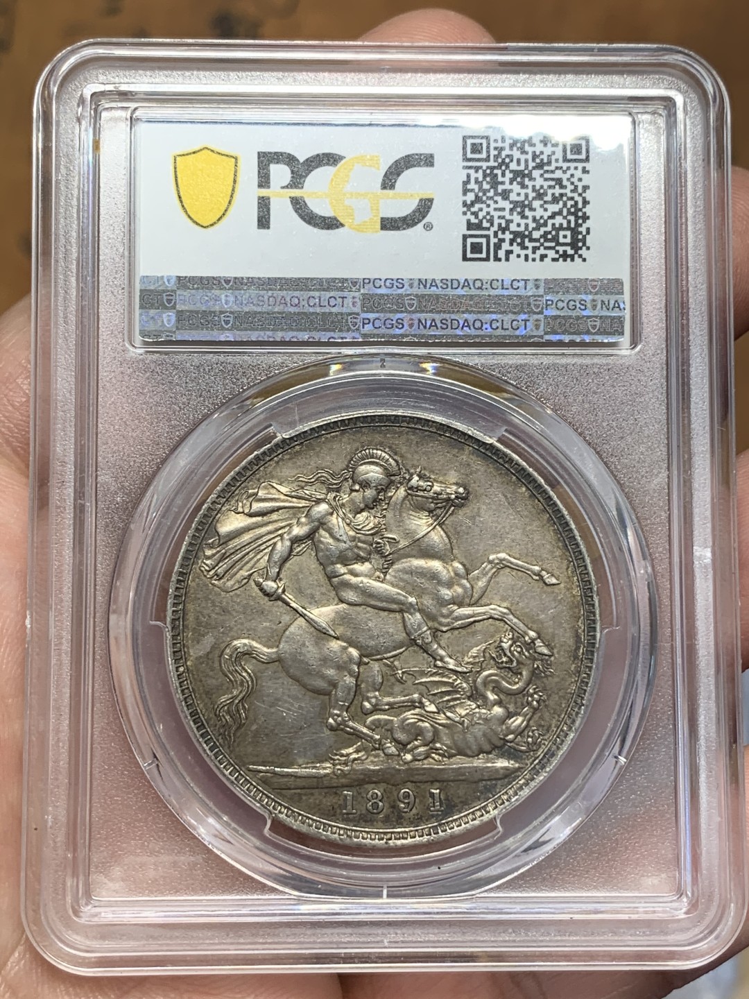 《竞宝斋》第108场-周日，周一 ，周四3场连拍（全场包邮） PCGS AU55 英国1891年维多利亚高冠马剑一克朗银币少见年份 原味深五彩