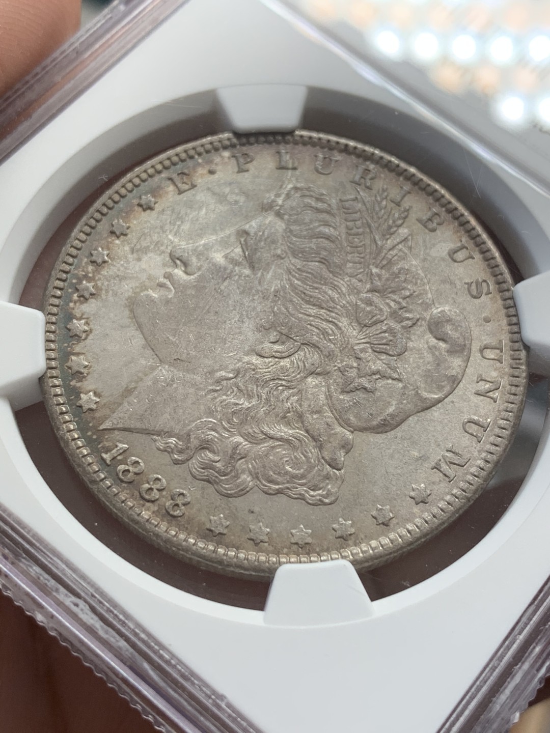 《竞宝斋》第108场-周日，周一 ，周四3场连拍（全场包邮） NGC-MS62 美国1888摩根银币 双面均匀绒布盒老包浆整体观感很温润 挺好