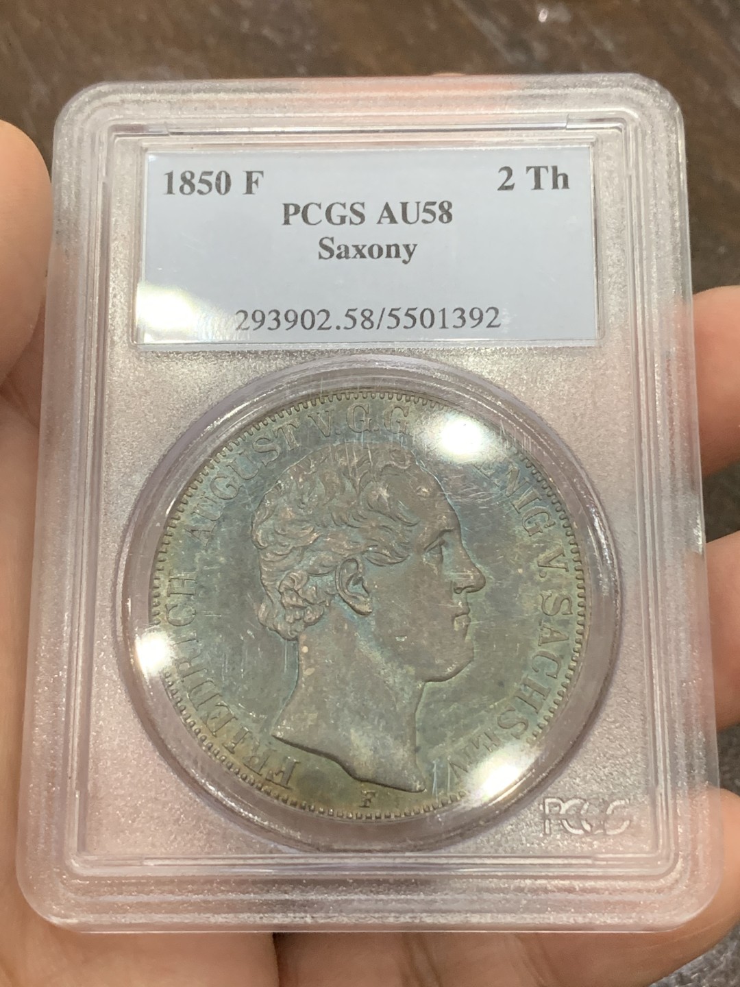 《竞宝斋》第108场-周日，周一 ，周四3场连拍（全场包邮） PCGS-AU58 1850F德国萨克森大窗帘2泰勒大银币，镜面底板，深彩包浆，青蓝与金黄融合，如梦似幻，细节完整，不可多得的佳品，老盒严评的产物