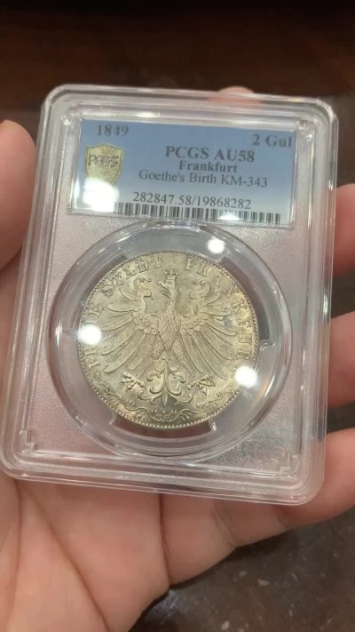 《竞宝斋》第108场-周日，周一 ，周四3场连拍（全场包邮） PCGS AU58 德国法兰克福1849年 歌德诞辰纪念 2GUL大银币发行量8500镜面底板 漂亮烤鸡