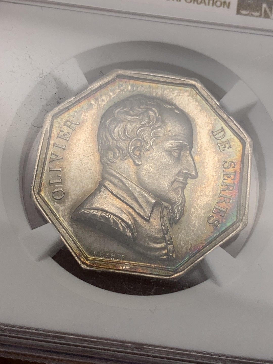 《竞宝斋》第108场-周日，周一 ，周四3场连拍（全场包邮） NGC-MS64 1825年法国图卢茨农业协会八角银质代币 这个品种很少见，孔雀彩，状态极佳，蜜蜂标