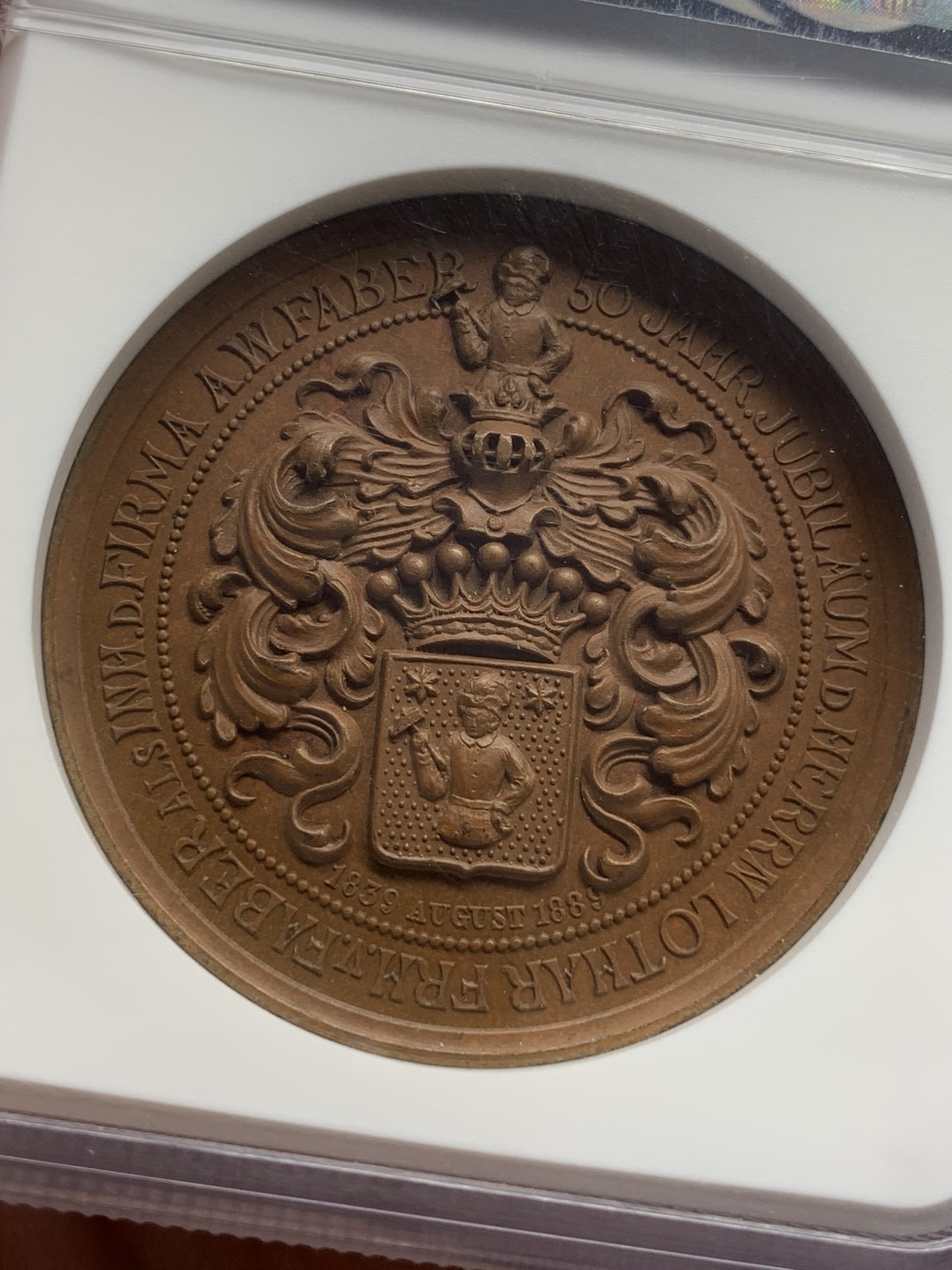 《竞宝斋》第108场-周日，周一 ，周四3场连拍（全场包邮） NGC MS64 1889年德国纽伦堡杰出企业家法贝尔纪念铜章 双面超高浮雕 盾徽精美细致