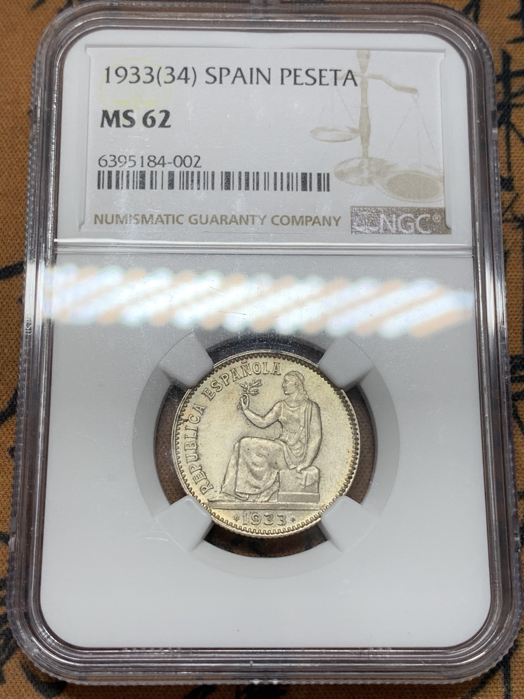 《竞宝斋》第108场-周日，周一 ，周四3场连拍（全场包邮） NGC-MS62 西班牙 1933年 内战版 1比塞塔拿花银币