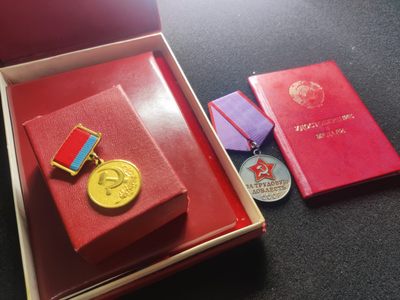 全场0元起拍 第八期 咸鱼国勋章拍卖专场 10月26日下午6：00开始 - 苏联乌克兰国家奖金和苏联劳动英勇奖章带盒证 同一人获得