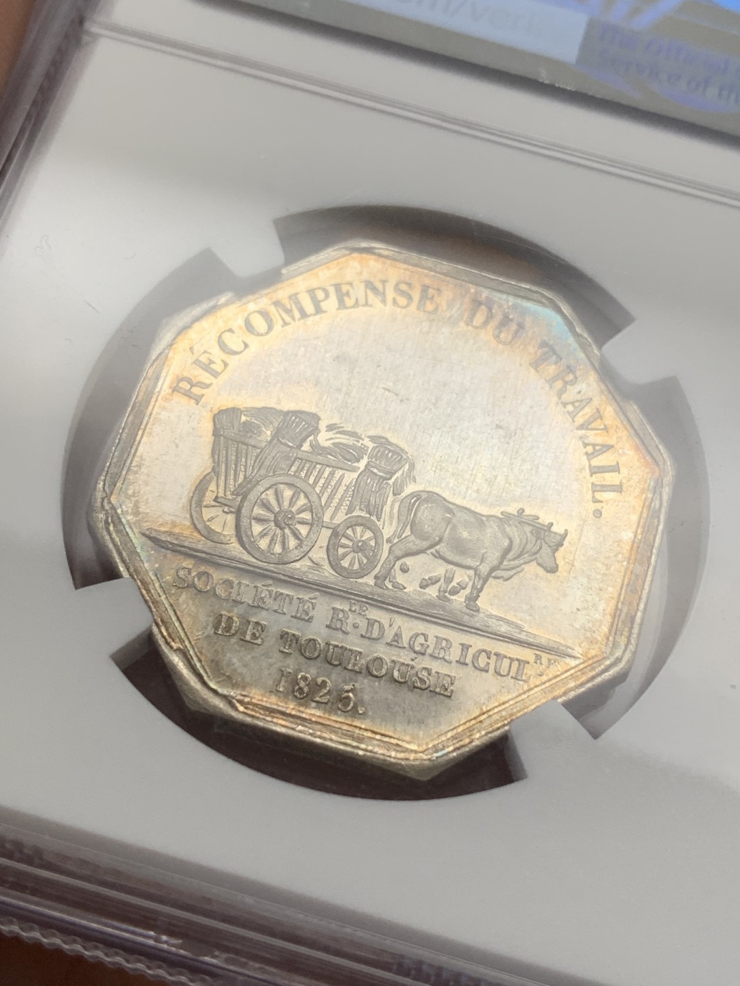 《竞宝斋》第108场-周日，周一 ，周四3场连拍（全场包邮） NGC-MS64 1825年法国图卢茨农业协会八角银质代币 这个品种很少见，孔雀彩，状态极佳，蜜蜂标