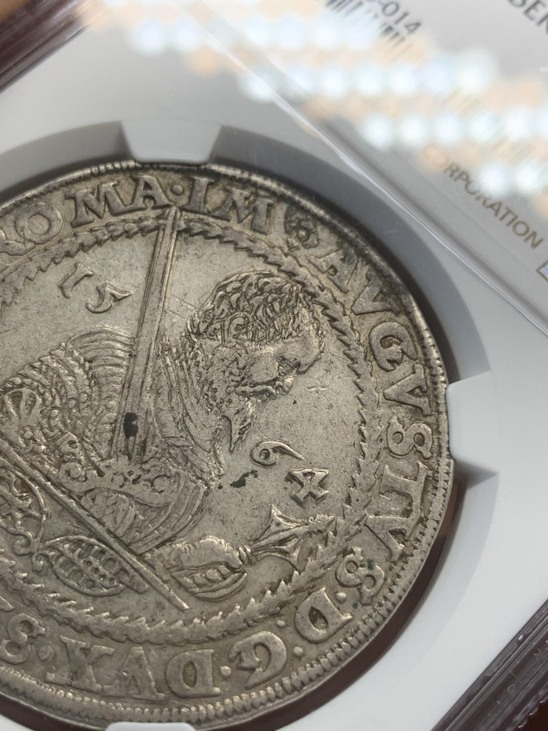 《竞宝斋》第108场-周日，周一 ，周四3场连拍（全场包邮） NGC AU50 德国 1564年 萨克森 持剑武士 泰勒大银币 这个时期的银币要看分更要看状态 原味包浆 人物发丝清晰难得