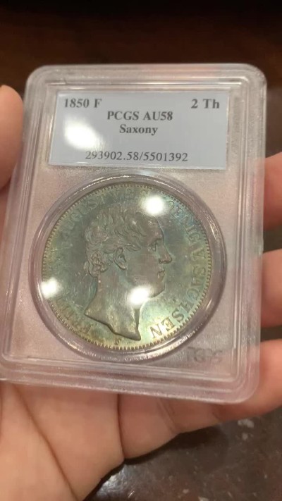 《竞宝斋》第108场-周日，周一 ，周四3场连拍（全场包邮） PCGS-AU58 1850F德国萨克森大窗帘2泰勒大银币，镜面底板，深彩包浆，青蓝与金黄融合，如梦似幻，细节完整，不可多得的佳品，老盒严评的产物