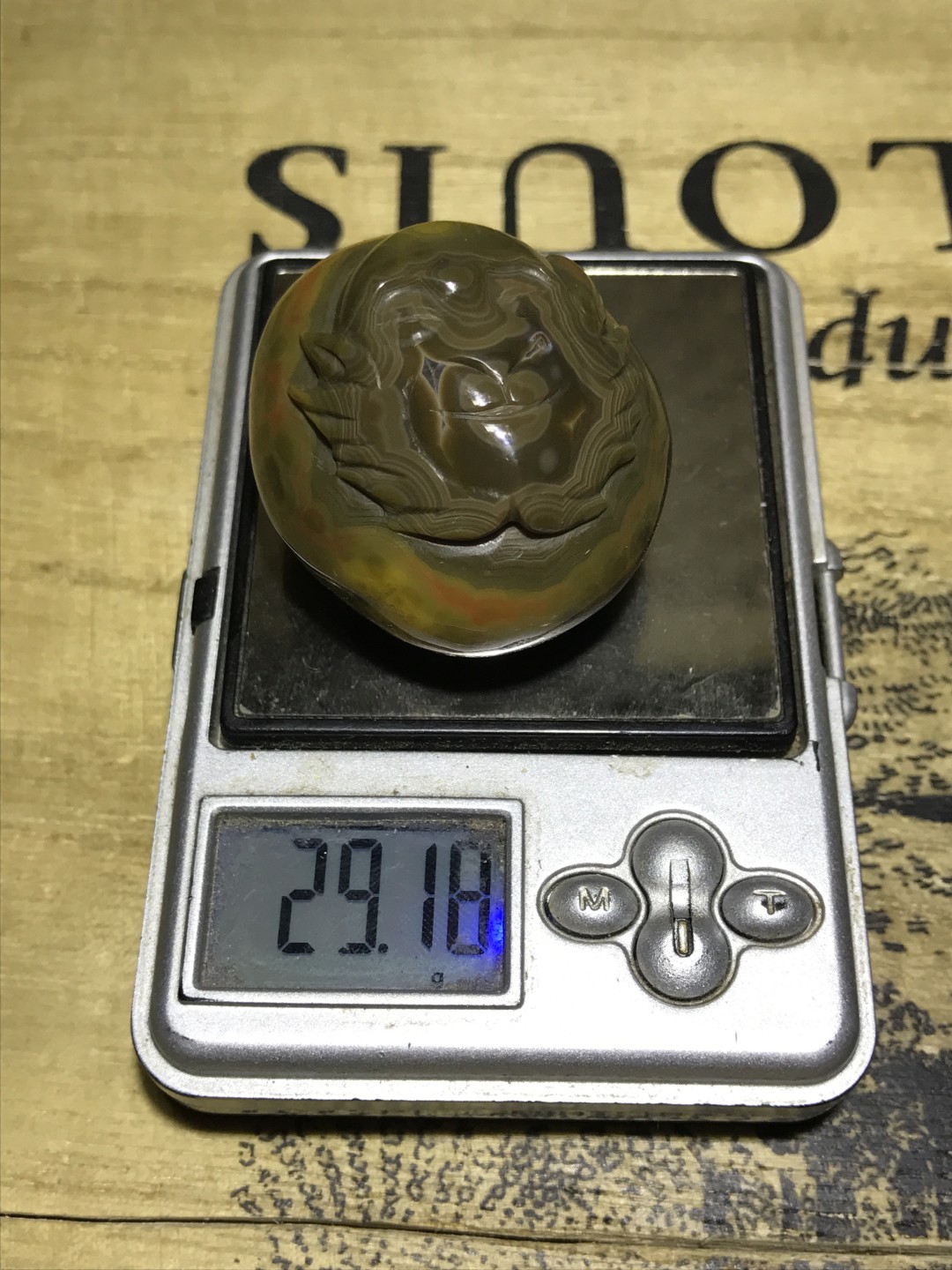 精美战国红创意俏色雕刻猴带仙桃一个！