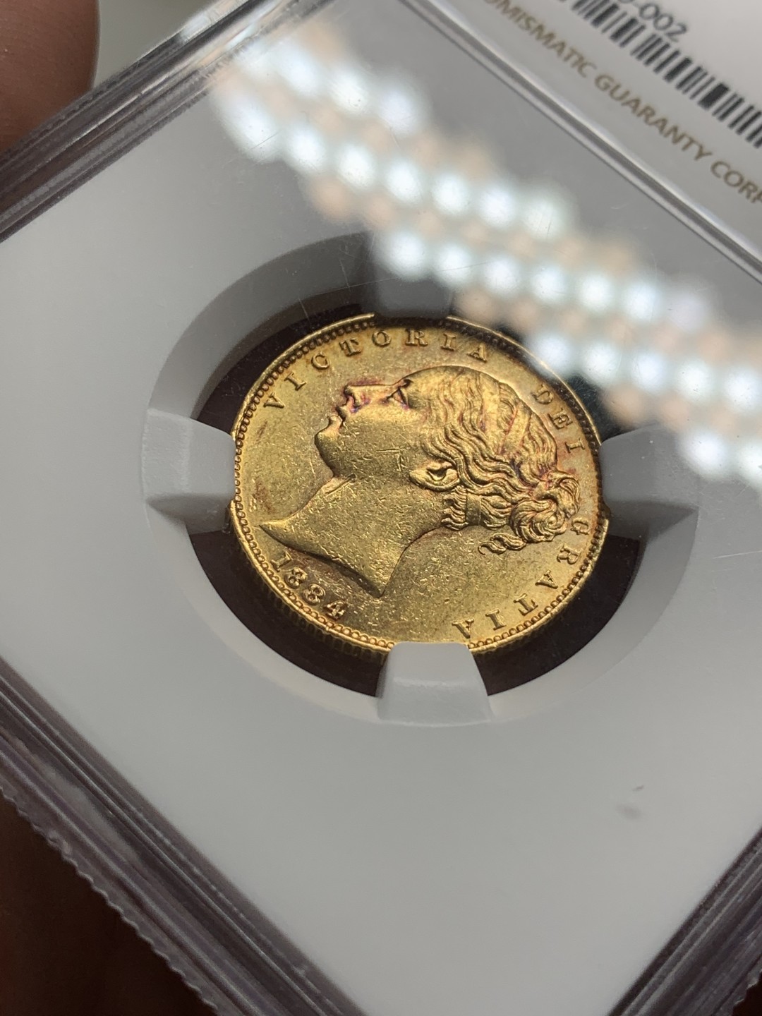 《竞宝斋》第108场-周日，周一 ，周四3场连拍（全场包邮） NGC-AU58，1884M 澳洲小维年轻头像盾徽版1索维林金币，金币版的小维克朗平替性价比高收藏正当时