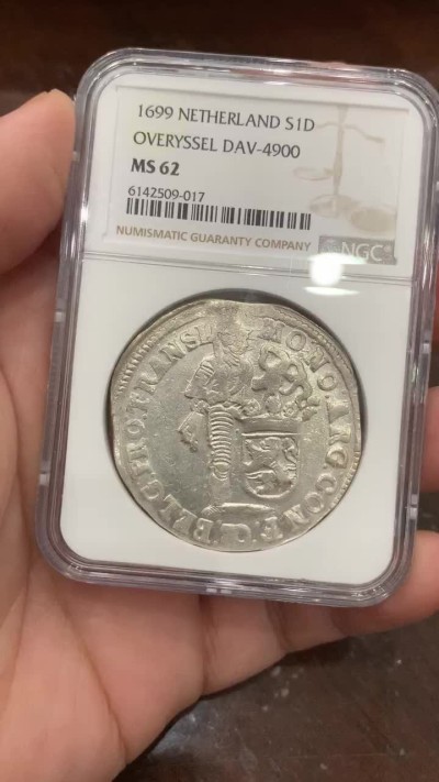 《竞宝斋》第108场-周日，周一 ，周四3场连拍（全场包邮） NGC-MS62冠军分 荷兰 1699年overyssel省1D大银币 稀少品种 普遍弱打 状态很不错