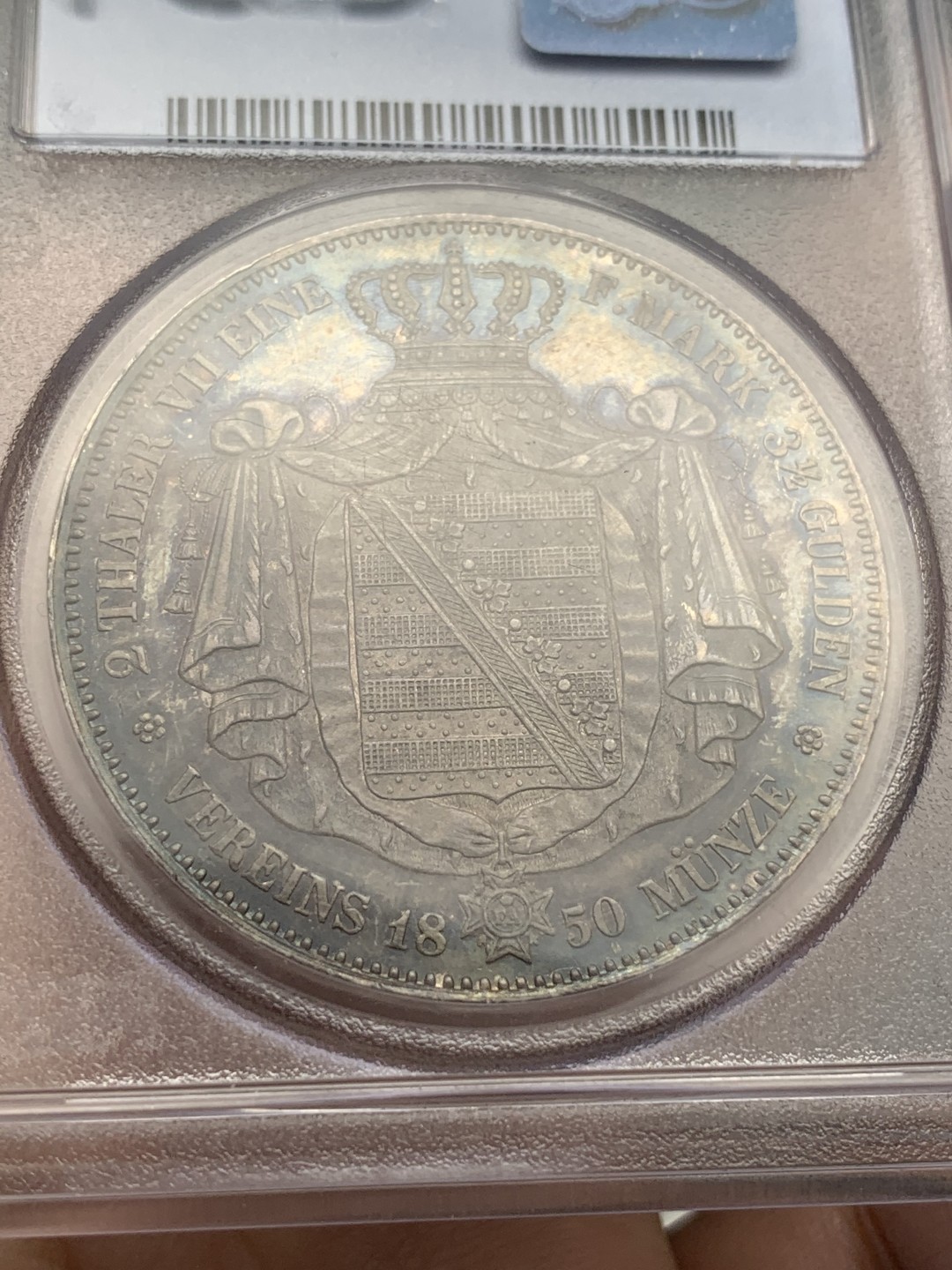 《竞宝斋》第108场-周日，周一 ，周四3场连拍（全场包邮） PCGS-AU58 1850F德国萨克森大窗帘2泰勒大银币，镜面底板，深彩包浆，青蓝与金黄融合，如梦似幻，细节完整，不可多得的佳品，老盒严评的产物