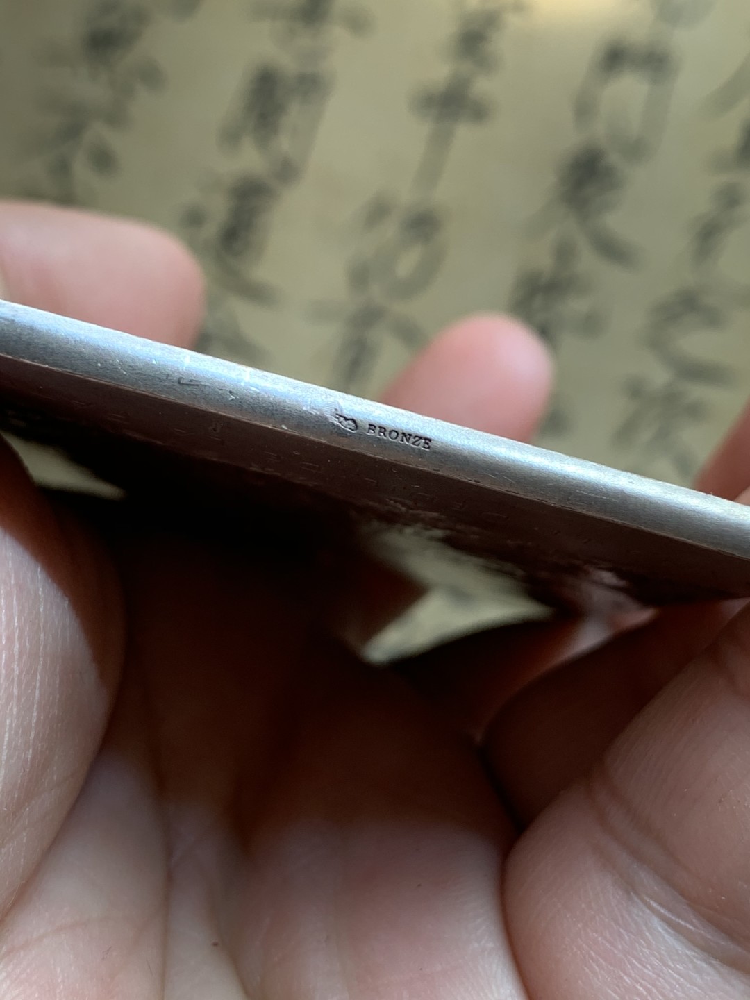 《竞宝斋》第108场-周日，周一 ，周四3场连拍（全场包邮） 法国 1894年卡诺总统葬礼纪念镀银大铜章，带原盒。雕刻大师罗蒂（O Roty）名作，直径80mm*57mm。正面图案为玛丽安娜女神站立于花环簇拥的总统遗体旁，背面一群身穿长袍黑纱的人将棺椁抬向先贤祠