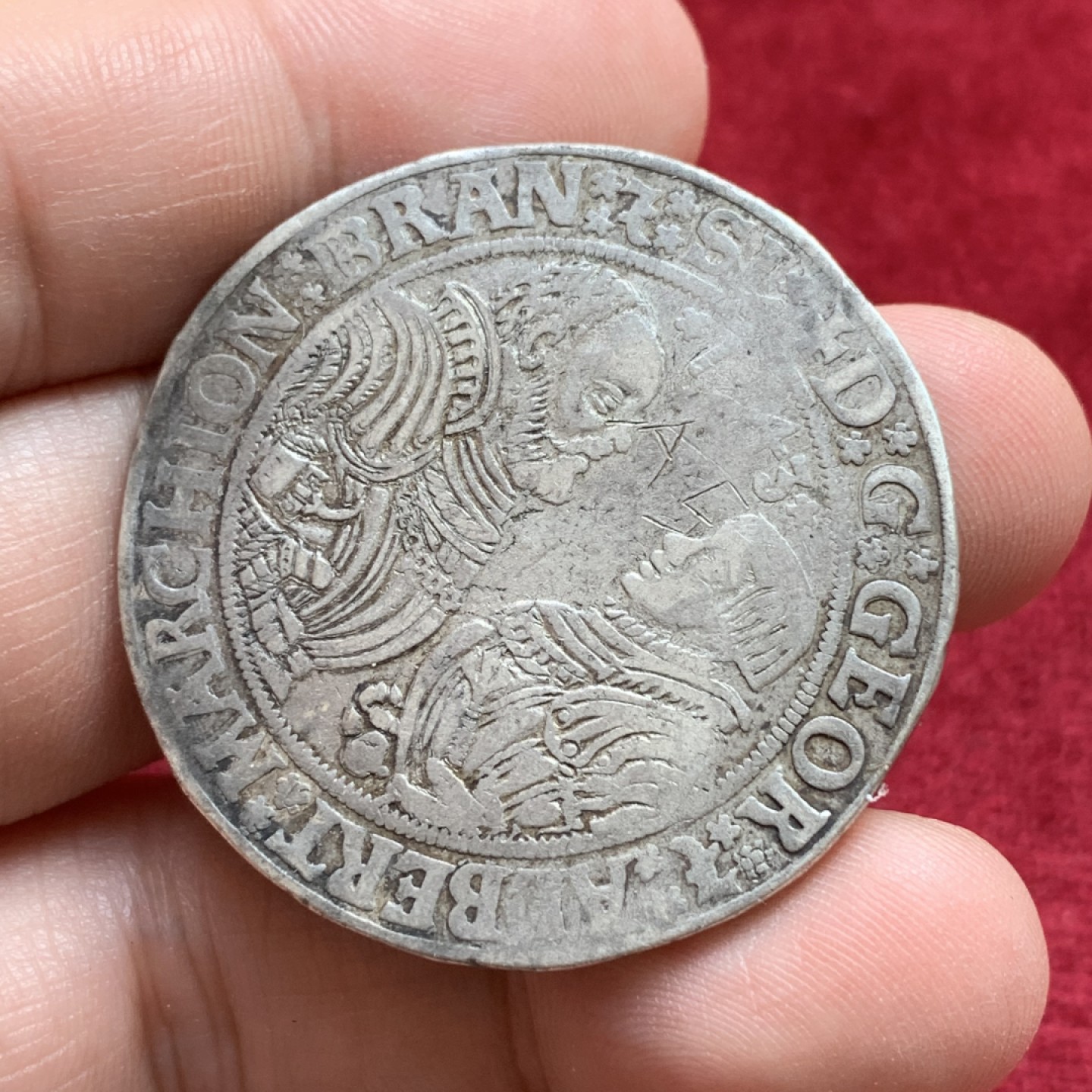 《竞宝斋》第108场-周日，周一 ，周四3场连拍（全场包邮） 1543年 神圣罗马帝国勃兰登堡-法兰克尼亚1泰勒银币 霍亨索伦家族少见铸币  币面图案铭文完整 背面纹章漂亮，有条顿骑士团鸢尾十字、勃兰登堡鹰、霍亨索伦方格、西里西亚鹰、纽伦堡狮子等元素 比较有意义 细节见图