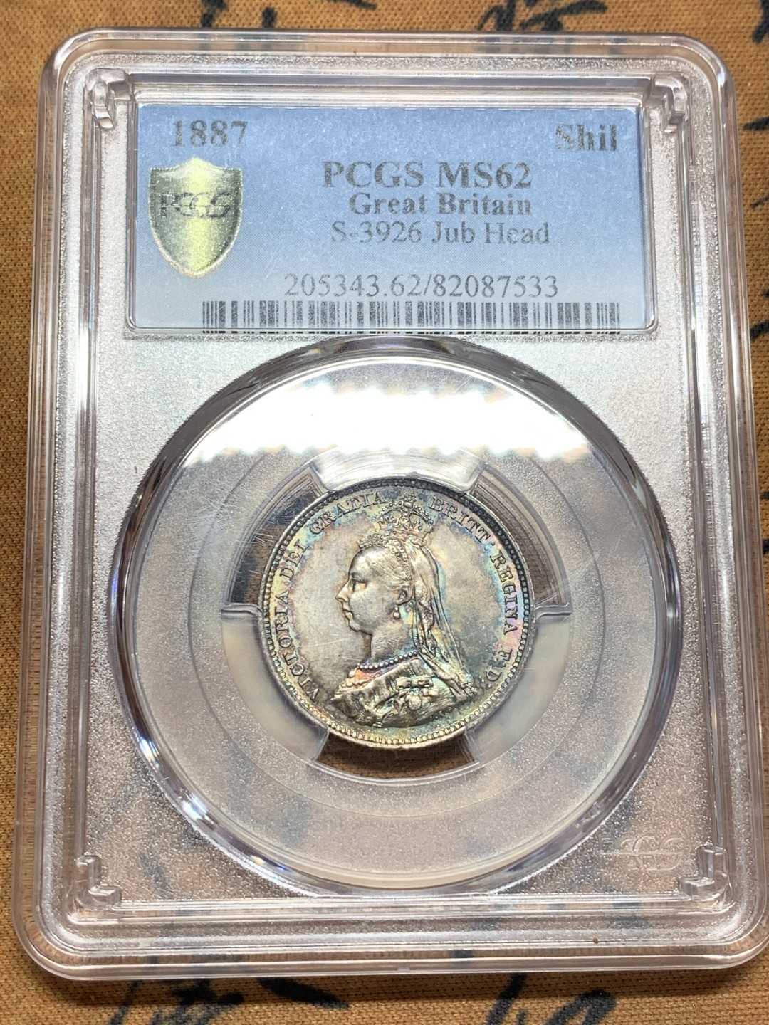 《竞宝斋》第108场-周日，周一 ，周四3场连拍（全场包邮） PCGS-MS62英国1887年维多利亚高冠一先令银币 两面彩虹彩 五彩斑斓美不胜收 细节也到位 不可多得的一颗