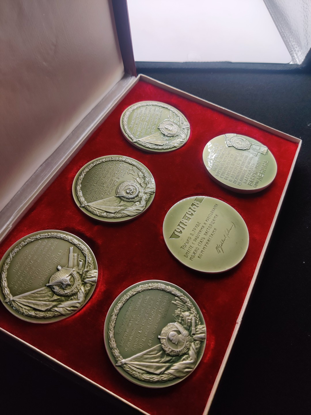 全场0元起拍 第八期 咸鱼国勋章拍卖专场 10月26日下午6：00开始 苏联共青团纪念章一套