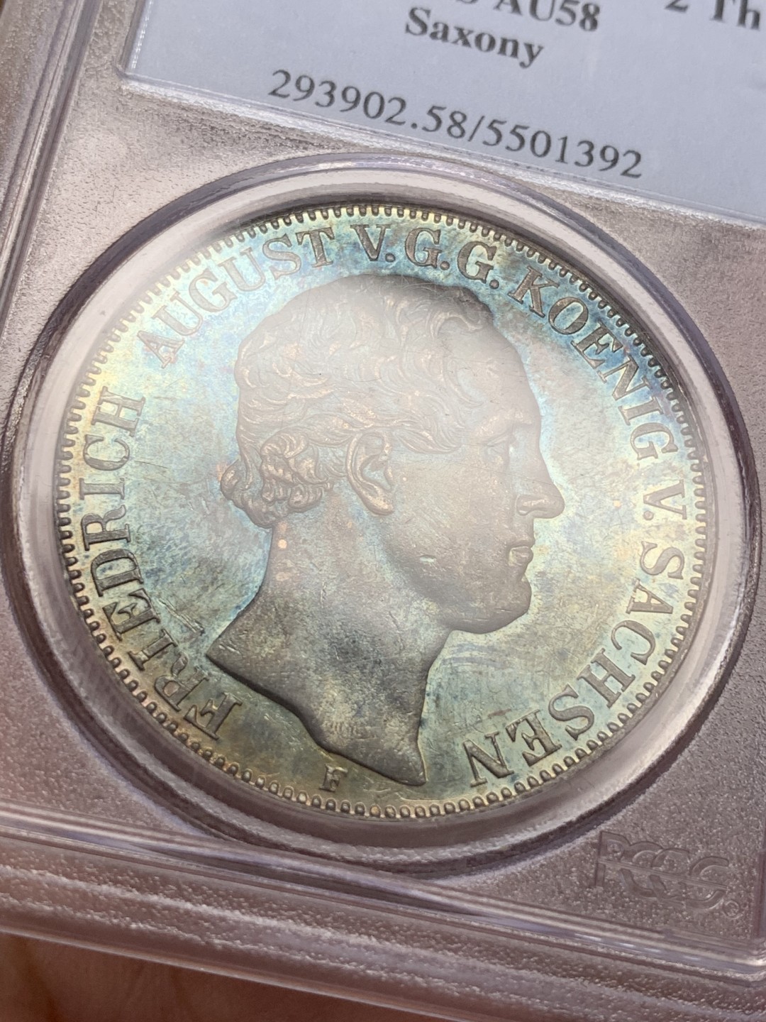 《竞宝斋》第108场-周日，周一 ，周四3场连拍（全场包邮） PCGS-AU58 1850F德国萨克森大窗帘2泰勒大银币，镜面底板，深彩包浆，青蓝与金黄融合，如梦似幻，细节完整，不可多得的佳品，老盒严评的产物