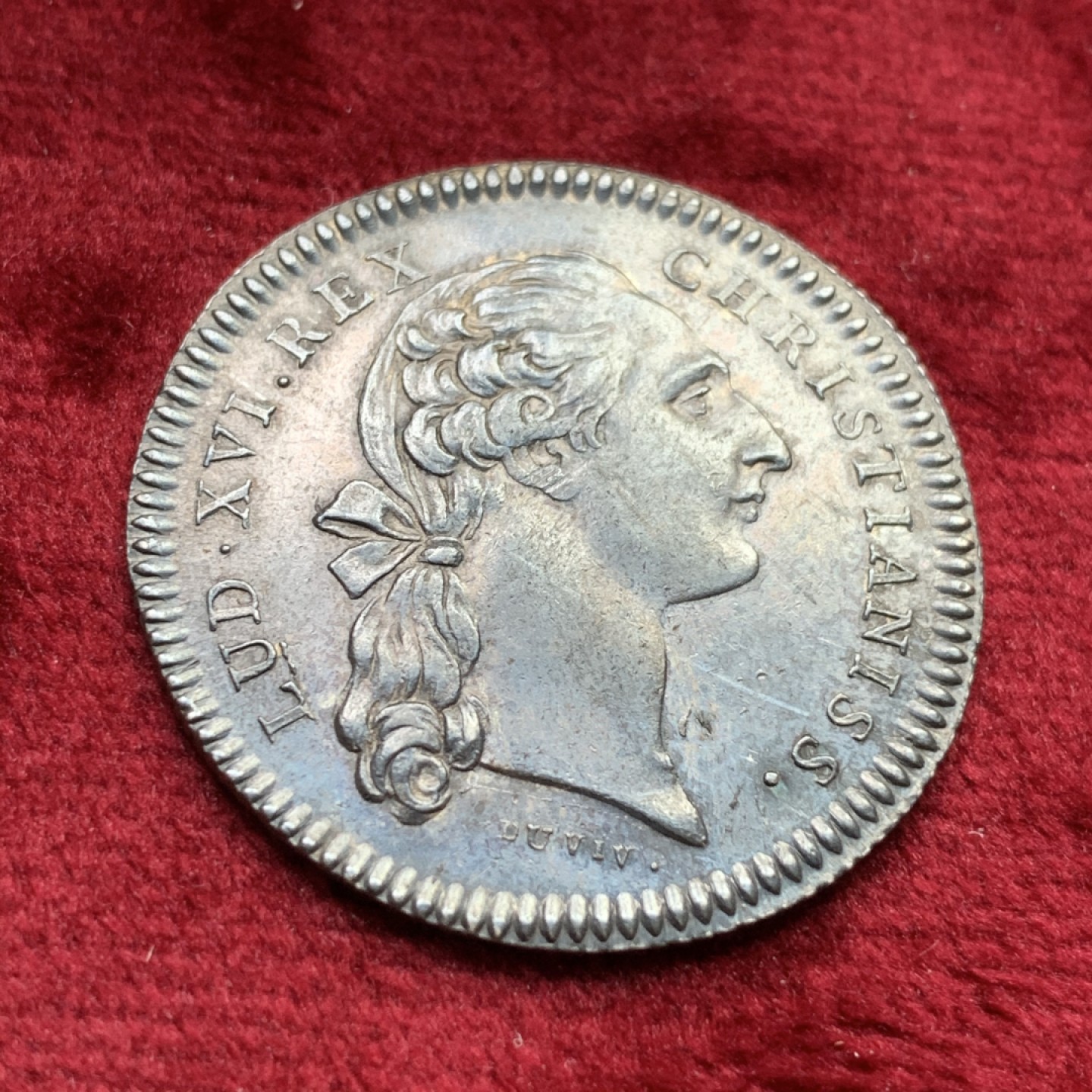 《竞宝斋》第109场-周日，周一 ，周四3场连拍（全场包邮） 法国早期路易十六圣路易斯银制代币  重量：9.71克；直径：31mm  此枚背面的宗教人物细节依在，面容可见；正面黑色包浆。