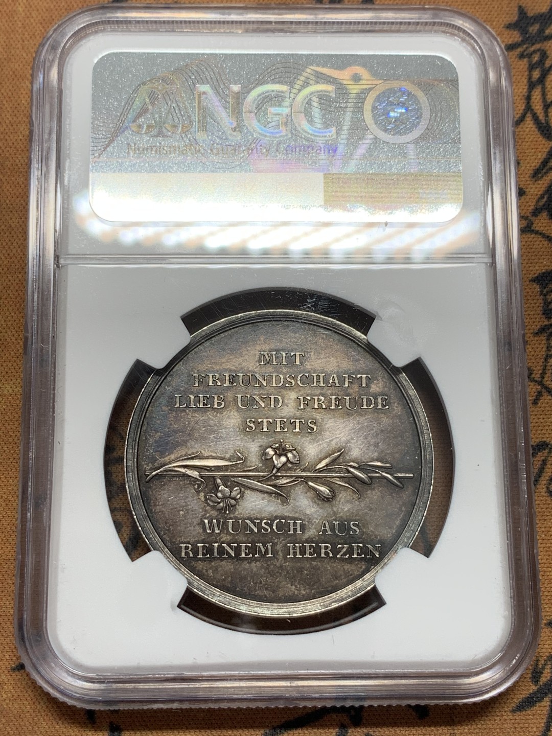 《竞宝斋》第109场-周日，周一 ，周四3场连拍（全场包邮） NGC MS61德国18世纪末LOOS名家设计友谊银章，大天使将三个花环附在坚贞之柱上，表示友谊、爱情和欢乐