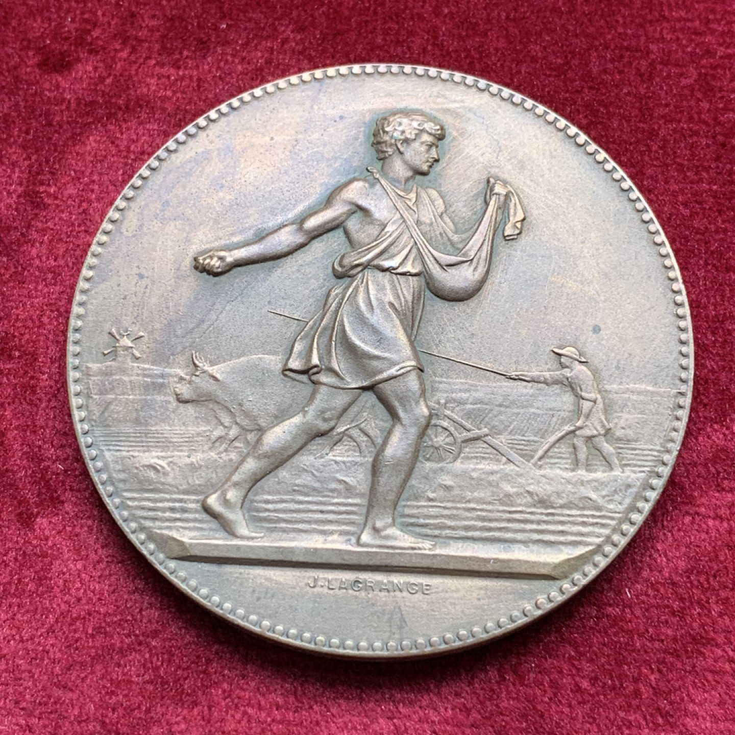 《竞宝斋》第109场-周日，周一 ，周四3场连拍（全场包邮） 法国19世纪铜章，农业主题，行走的人，背畜牧花环，包浆均匀厚重，边铭BR，重量59.53g，直径50mm