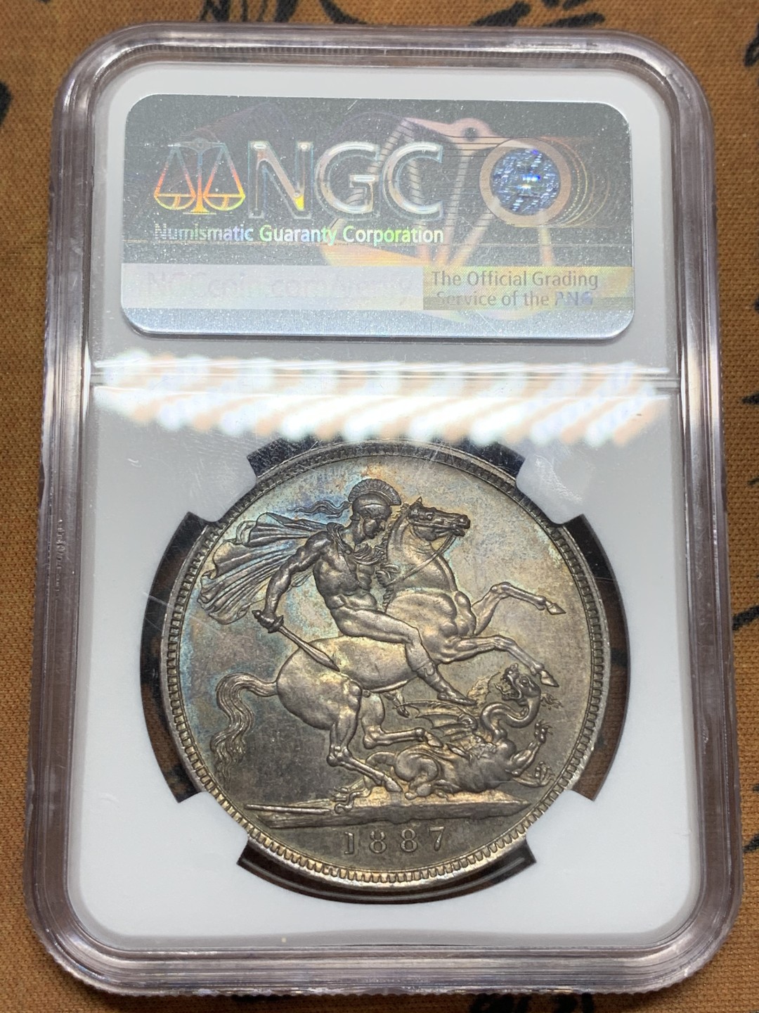 《竞宝斋》第109场-周日，周一 ，周四3场连拍（全场包邮） NGC MS63 英国 1887年 维多利亚 高冠版 马剑克朗大银币 刀锋未磨损 细节极好 金绿色包浆 实为难得