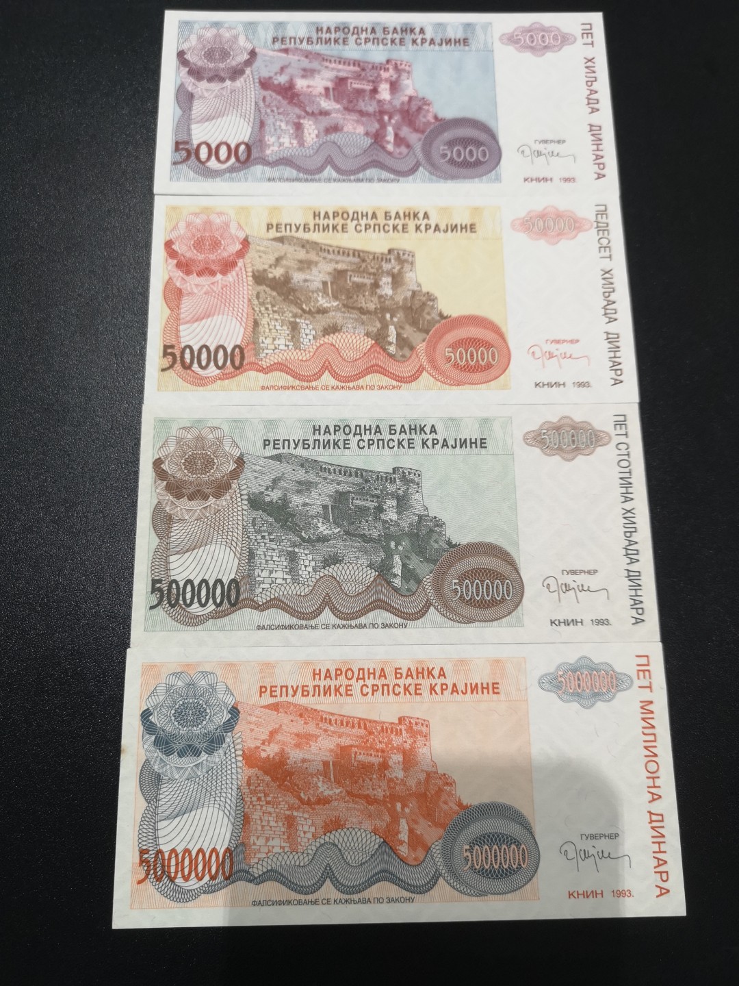 《外钞收藏家》第二百一十一期（欧洲四国精品专场） 克罗地亚塞族克拉伊纳共和国		1993年城堡版5千、5万、50万、500万第纳尔共4枚 全新 其中一张有一个潮癍点