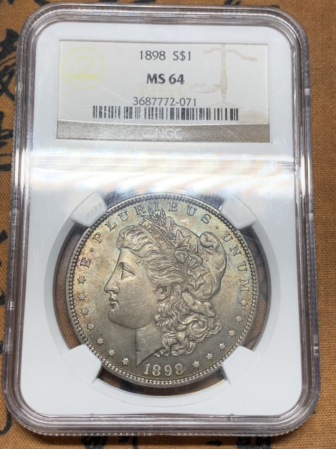 《竞宝斋》第109场-周日，周一 ，周四3场连拍（全场包邮） NGC-MS64 美国 1898年 摩根银币 疑似卷首币 女神面满灰彩 背淡金色环彩