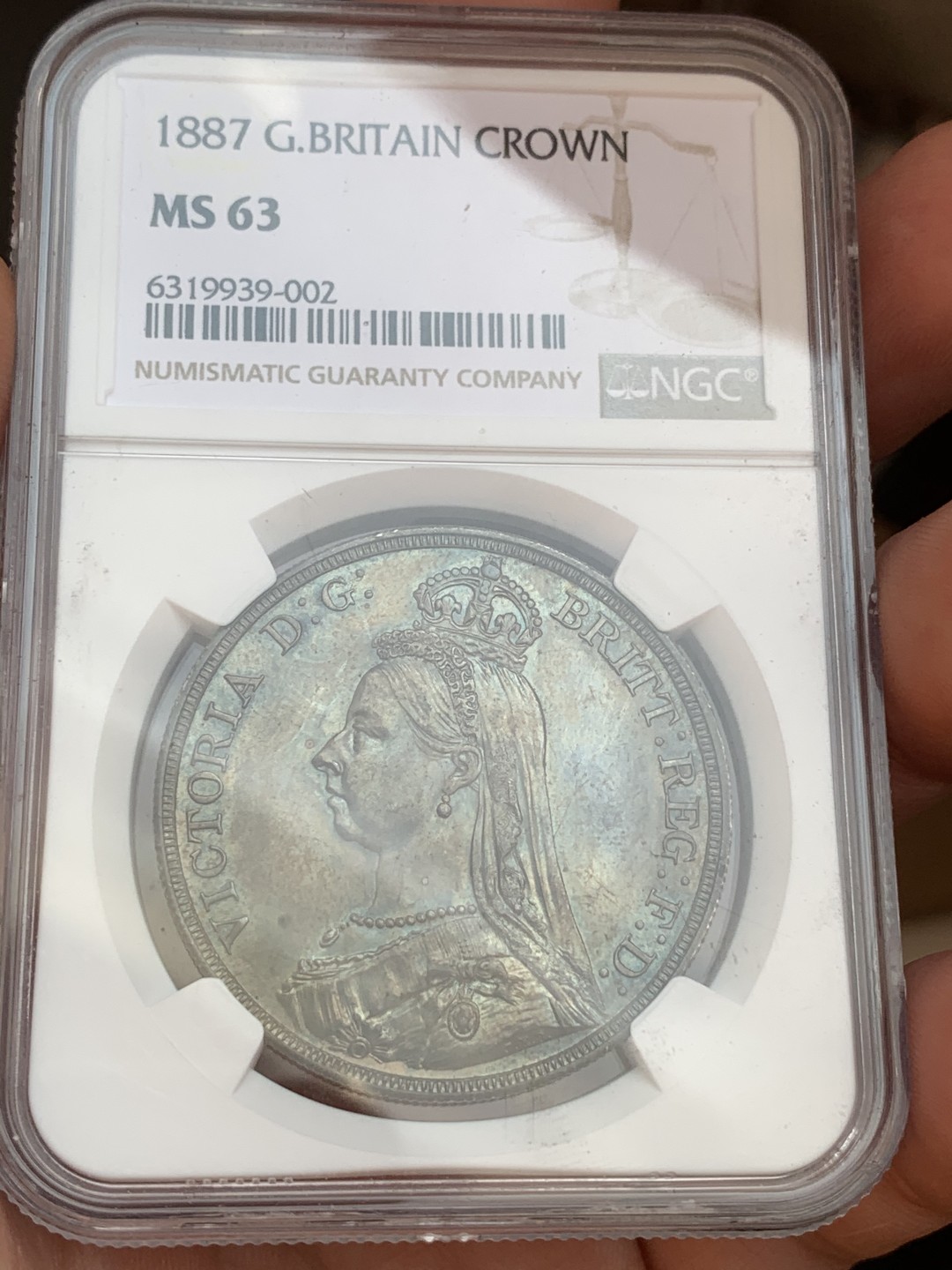 《竞宝斋》第109场-周日，周一 ，周四3场连拍（全场包邮） NGC MS63 英国 1887年 维多利亚 高冠版 马剑克朗大银币 刀锋未磨损 细节极好 金绿色包浆 实为难得