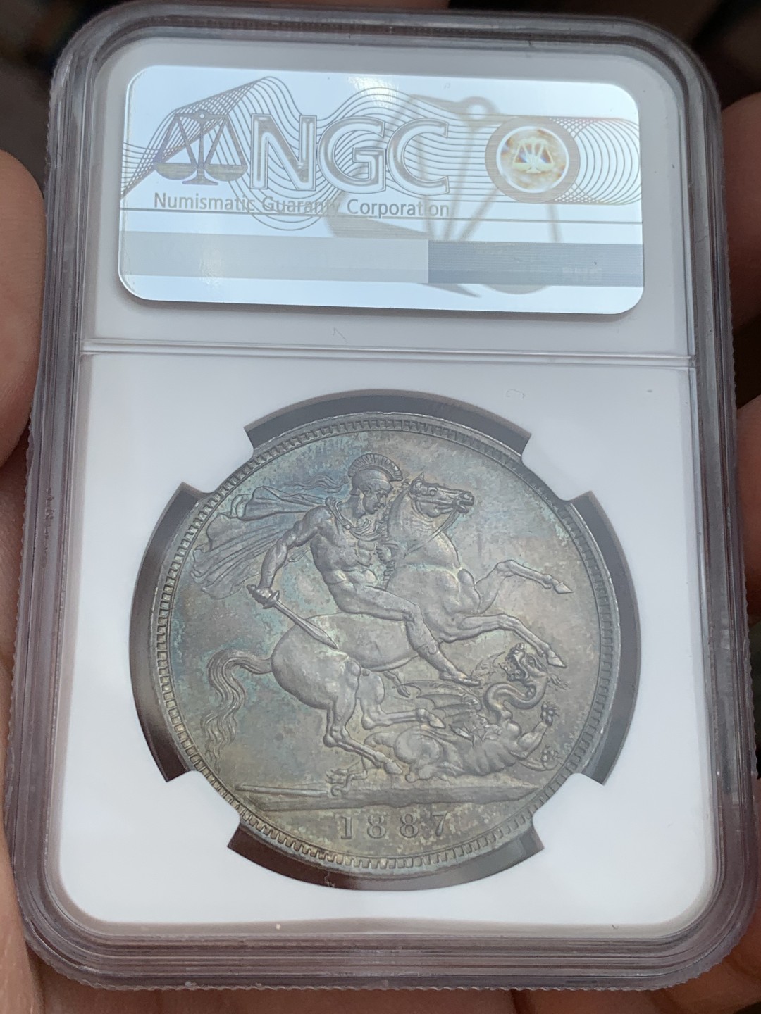 《竞宝斋》第109场-周日，周一 ，周四3场连拍（全场包邮） NGC MS63 英国 1887年 维多利亚 高冠版 马剑克朗大银币 刀锋未磨损 细节极好 金绿色包浆 实为难得