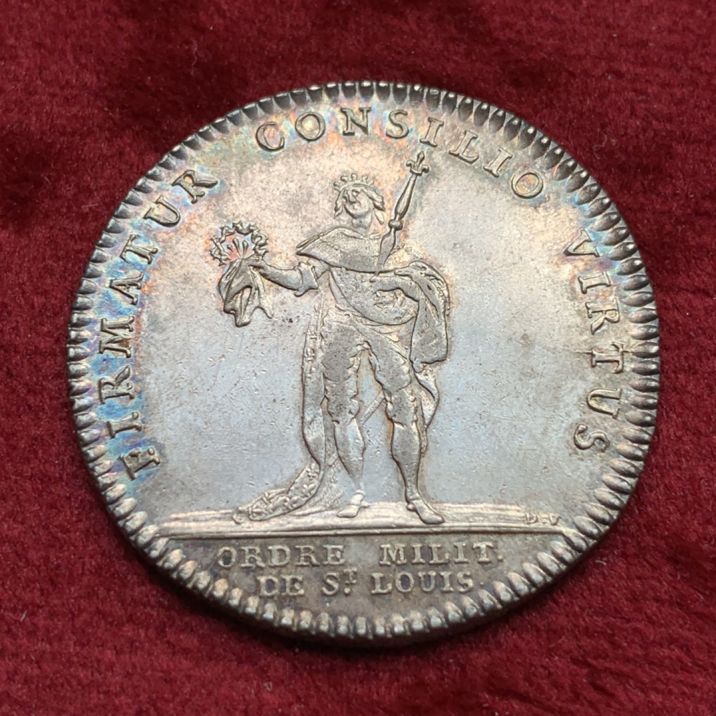 《竞宝斋》第109场-周日，周一 ，周四3场连拍（全场包邮） 法国早期路易十六圣路易斯银制代币  重量：9.71克；直径：31mm  此枚背面的宗教人物细节依在，面容可见；正面黑色包浆。