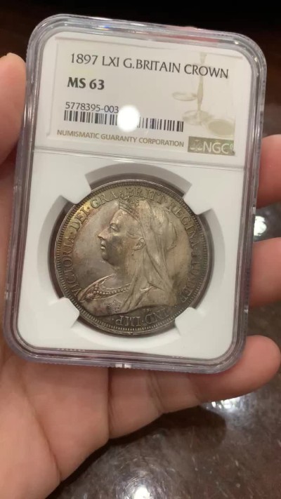 《竞宝斋》第109场-周日，周一 ，周四3场连拍（全场包邮） NGC MS63 英国 1897年 维多利亚 披纱版 马剑克朗大银币 五彩包浆 脸蛋圆圆 比较少的年份 状态好