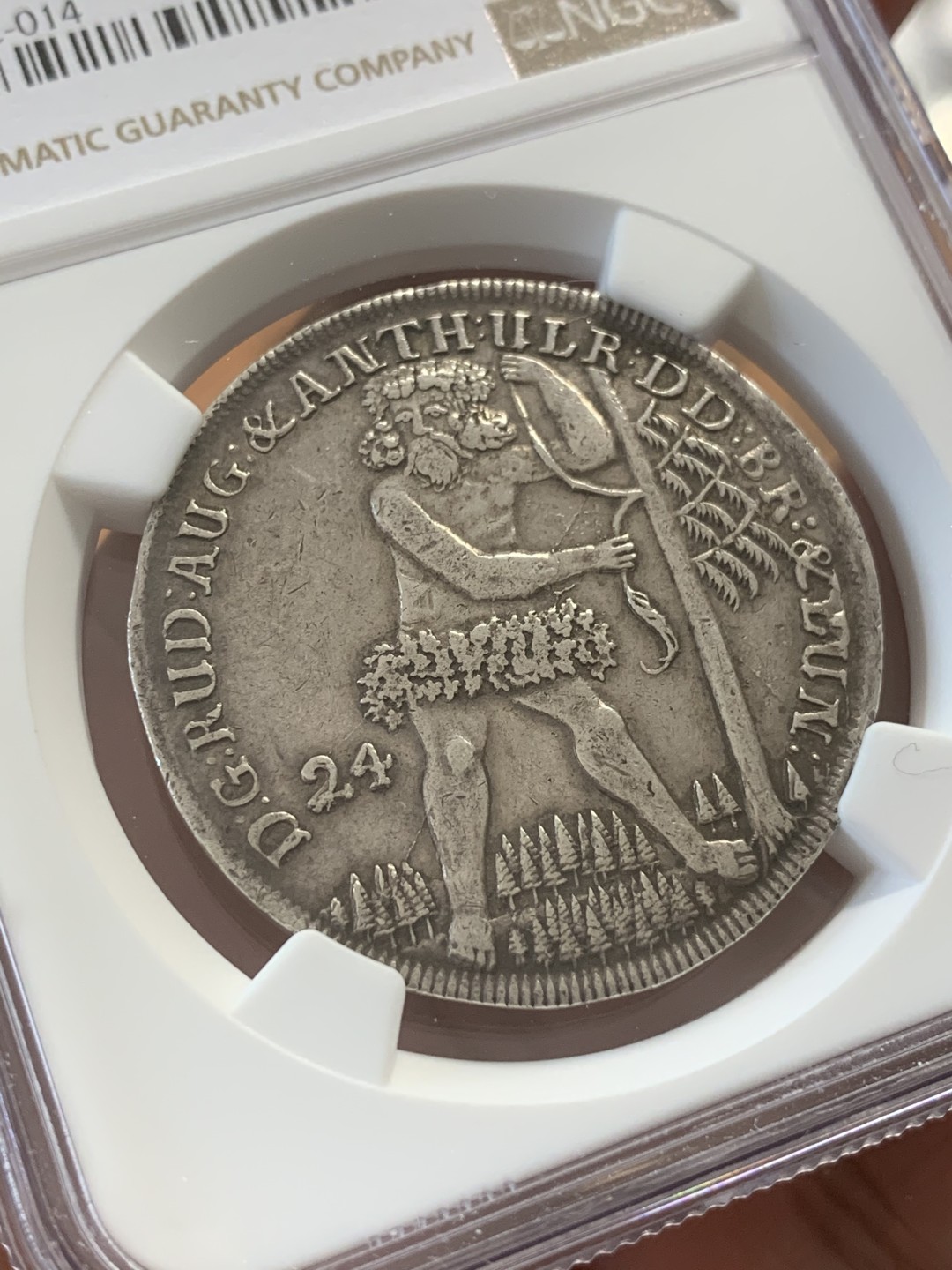 《竞宝斋》第109场-周日，周一 ，周四3场连拍（全场包邮） 唯一冠军分 NGC-XF45 德国不伦瑞克野人 1699年 24M银币 传世老包浆 稀少品种