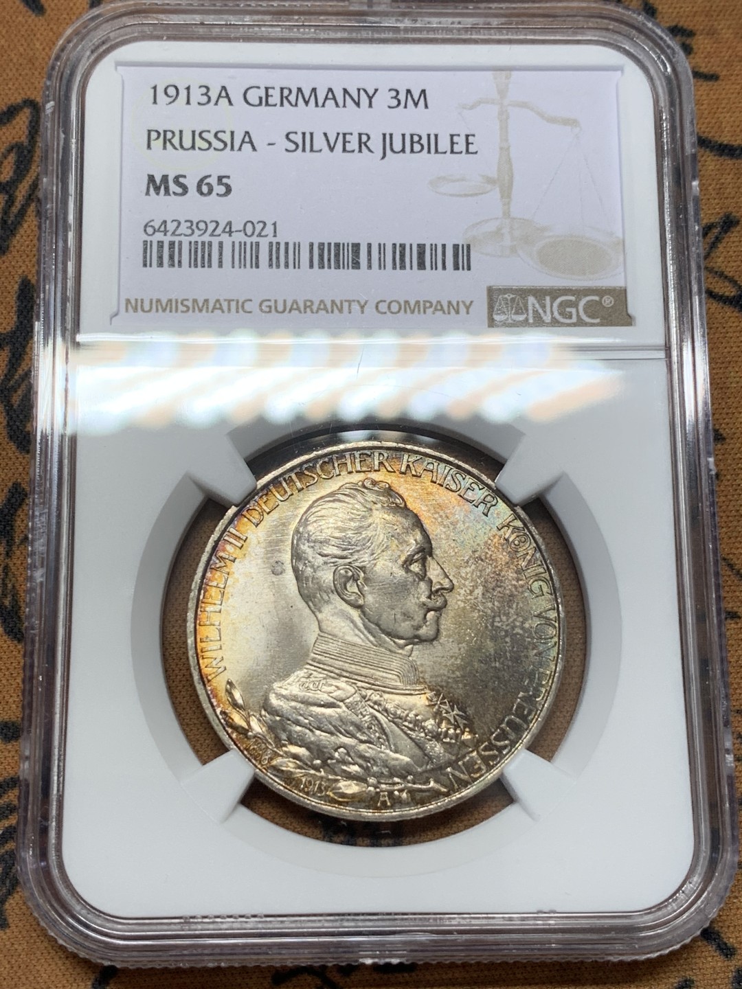 《竞宝斋》第109场-周日，周一 ，周四3场连拍（全场包邮） NGC-MS65 德国普鲁士 1913年 军装3马克 银币 超级无敌的五彩车轮包浆